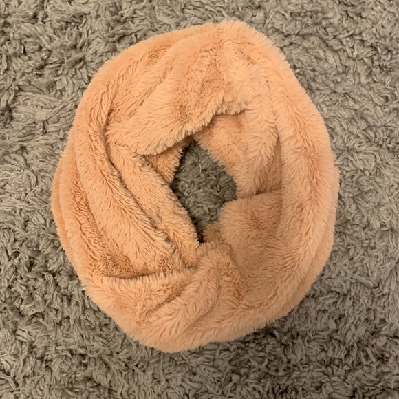 H&M Accessories - H&M pink faux fur scarf H&M Accessories - H&M pink faux fur scarf